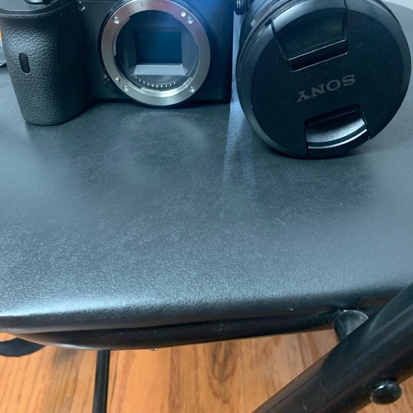 Sony A6600 Camera and Lens (Excellent condition) - Picture 8 of 15